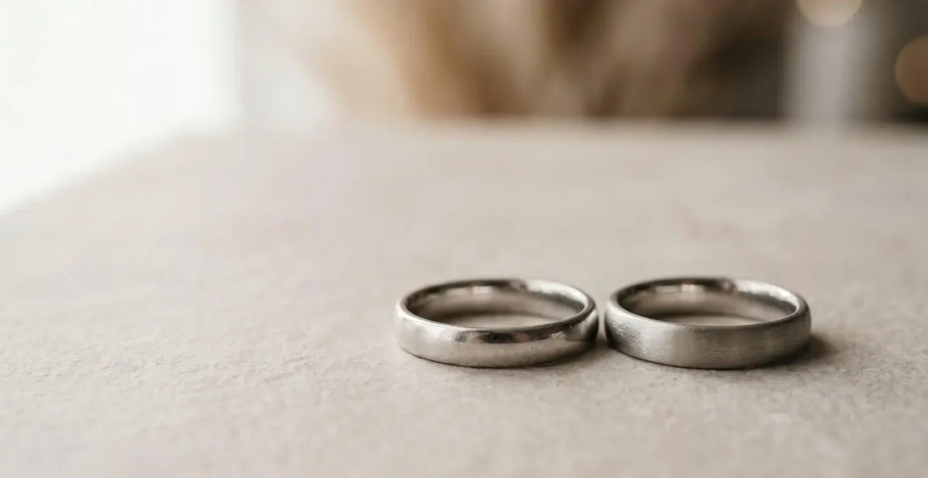 Deux alliances de mariage en métaux précieux posées côte à côte, symbolisant le choix entre platine et or blanc