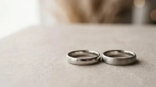 Deux alliances de mariage en métaux précieux posées côte à côte, symbolisant le choix entre platine et or blanc