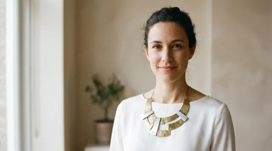 Portrait élégant d'une femme portant un collier statement imposant avec une tenue minimaliste