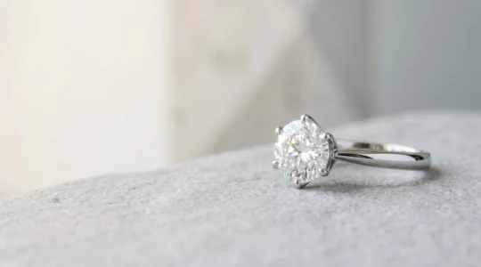 Solitaire diamant rond brillant sur fond épuré illustrant le dilemme entre taille et qualeur pour un achat stratégique
