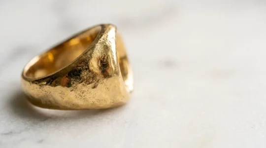 Bijou en or 18 carats français avec poinçon tête d'aigle illustrant le standard de qualité de la joaillerie